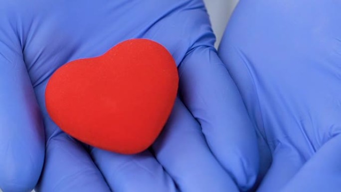 医生手掌中的红心，器官移植，爱心与人性，捐赠