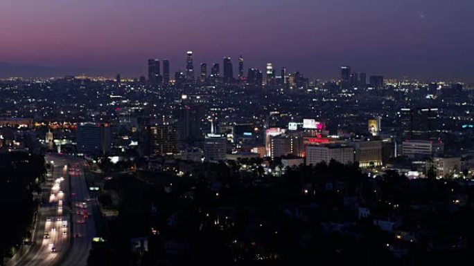 黎明前洛杉矶的无人机拍摄-好莱坞，韩国城和市中心
