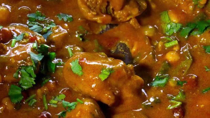 新鲜准备的鱼DHOKLA或鱼DHOKRA的一种印度菜，类似于炖菜，里面有所有的蔬菜和鱼片。高清镜头。