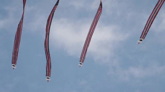 巴厘岛传统风筝JANGGAN (红白黑长尾鸟龙) 巴厘岛风筝节夏季蓝天慢动作
