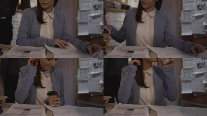女士看文件，喝同事提供的咖啡，在工作场所调情