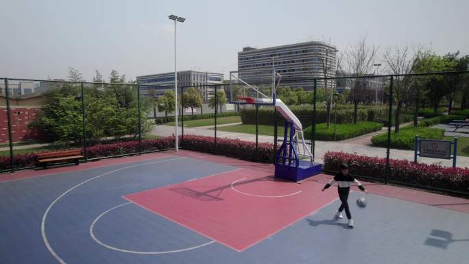 儿童公园打篮球