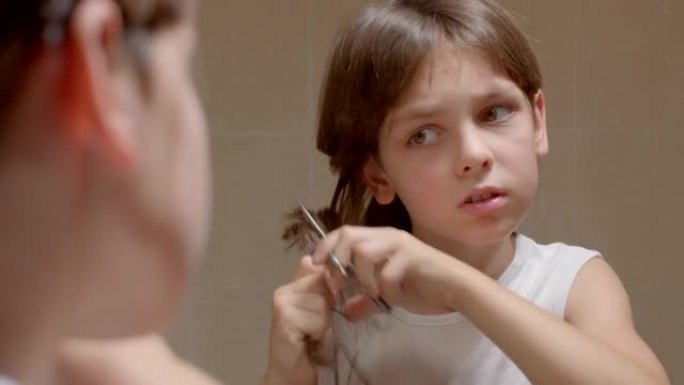 镜子里的倒影。小孩剪头发以示抗议。生活方式的发型。