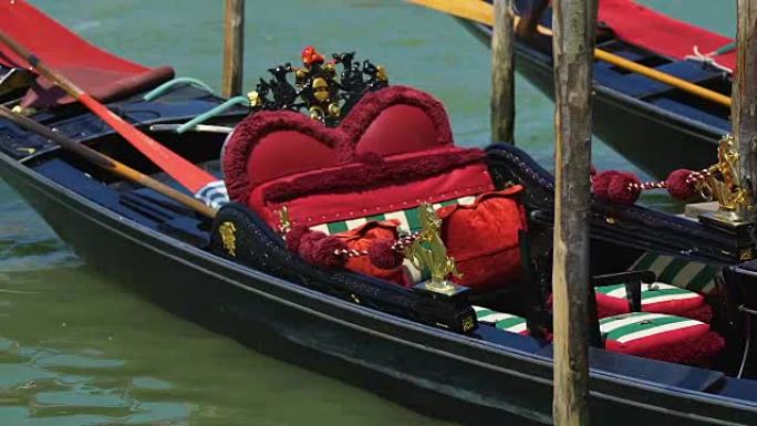 装饰着浪漫的吊船在水上摇摆，新婚夫妇之旅