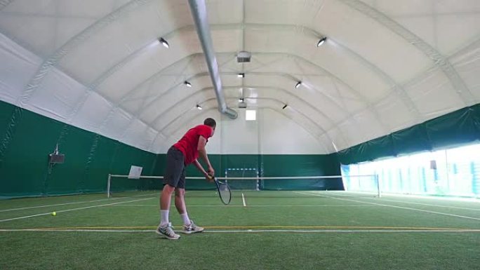 网球场上的运动员训练