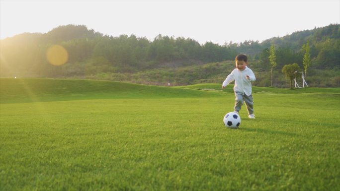 欢乐童年小男孩踢足球草地狂奔开心玩耍童年