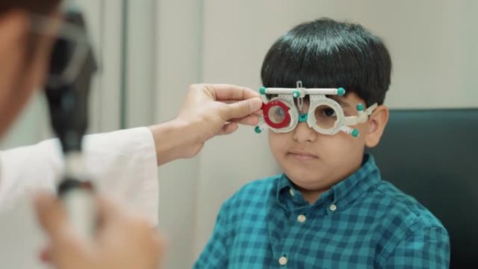 医生用光学试验框架检查男孩视力