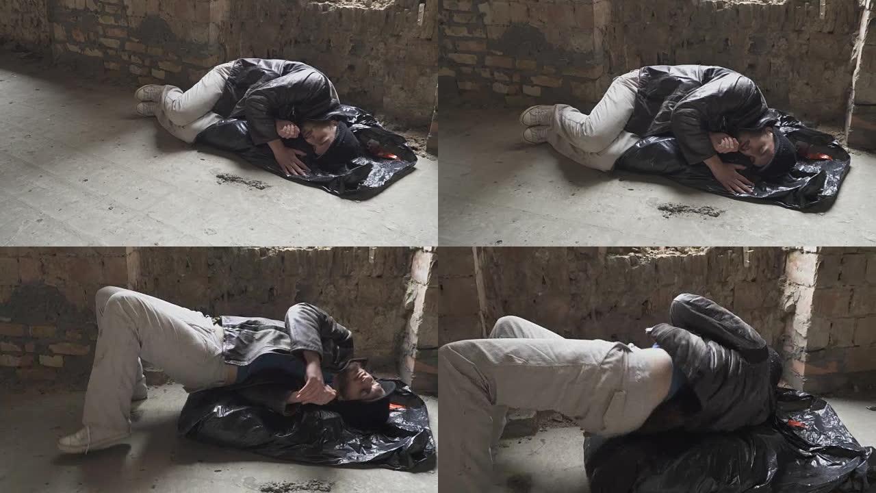 无家可归者睡在废弃建筑中的垃圾袋上