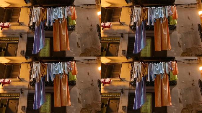 那不勒斯贫民区，破旧的老房子阳台上晾晒衣服