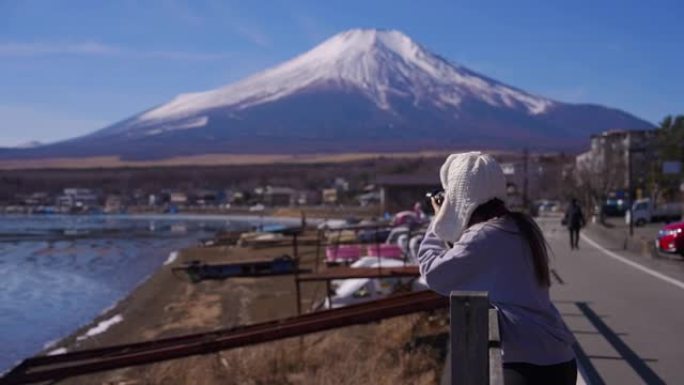 妇女在山中湖和富士拍摄风景