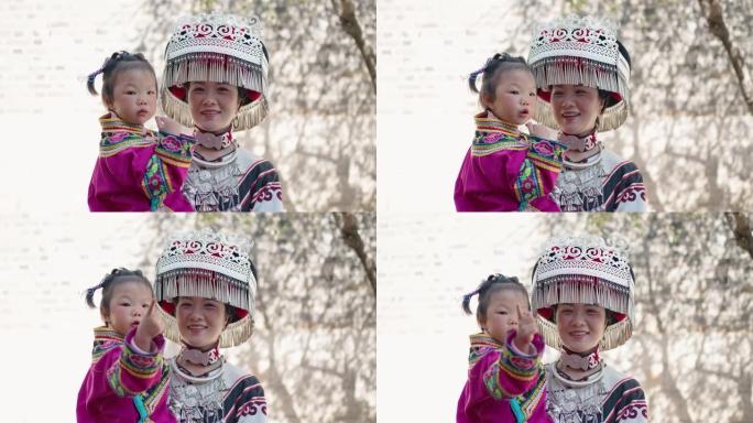母女穿中国少数民族服装，中国云南。