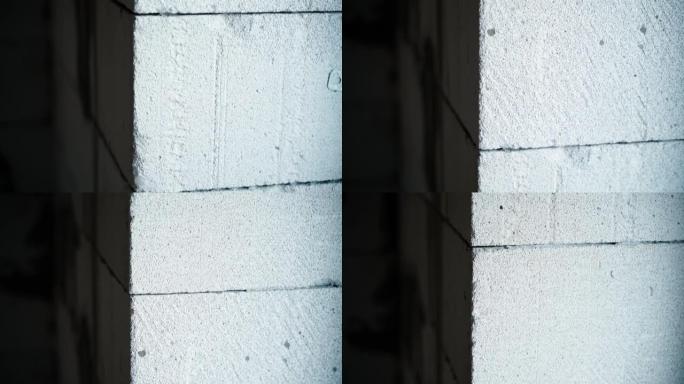 加气混凝土砖墙特写。气块壁上的窗户开口，摄像机运动平稳