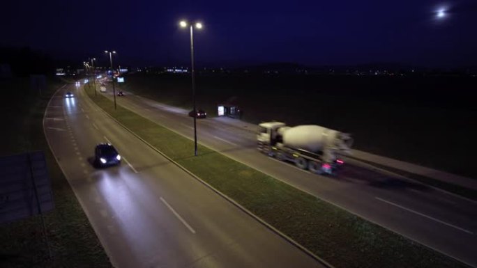 夜间城市道路上的LD交通