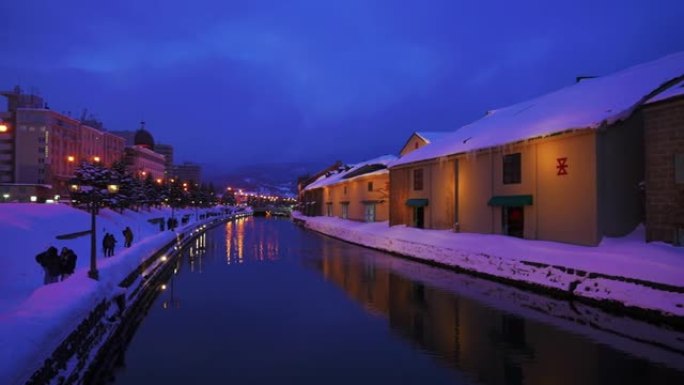 冬季黄昏时分小樽运河的平移镜头