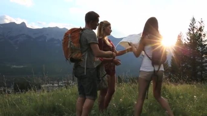 青少年徒步旅行者使用地图确定前进路线