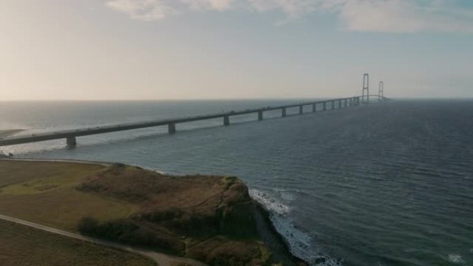 丹麦storeb æ ltsbroen桥的基础设施和海水景观
