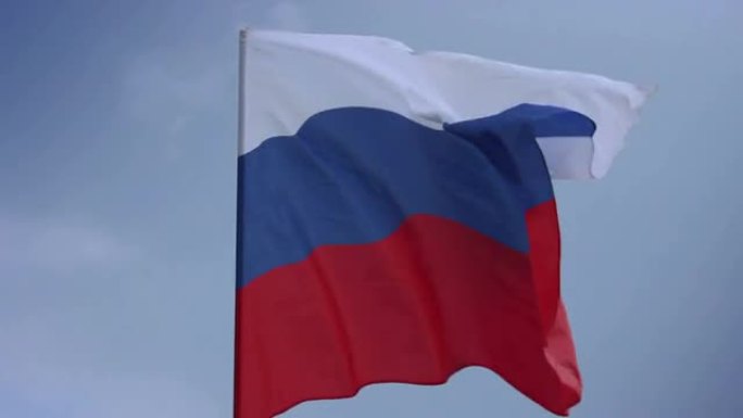 旗杆上悬挂着俄罗斯国旗。俄罗斯联邦国家