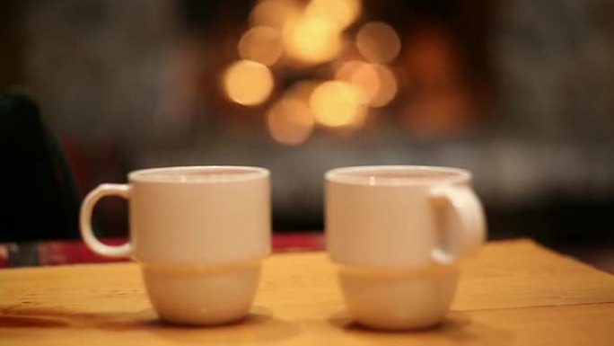 背景带壁炉的热可可杯