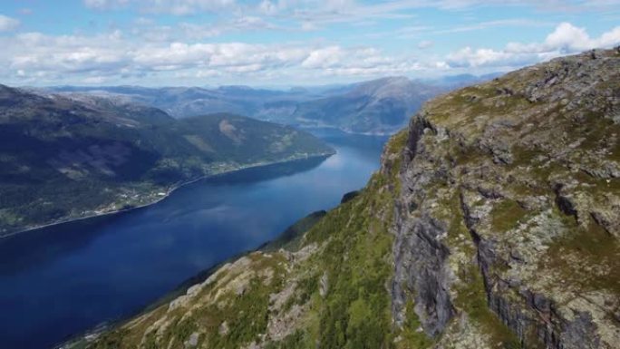 从挪威罗非图斯上方的皇后区徒步旅行路径上看到的哈丹格尔峡湾索菲尔登向乌特内 -- 从高山陡峭的悬崖上