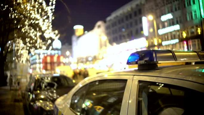 大规模抗议现场的警车，警察在拥挤的城市巡逻