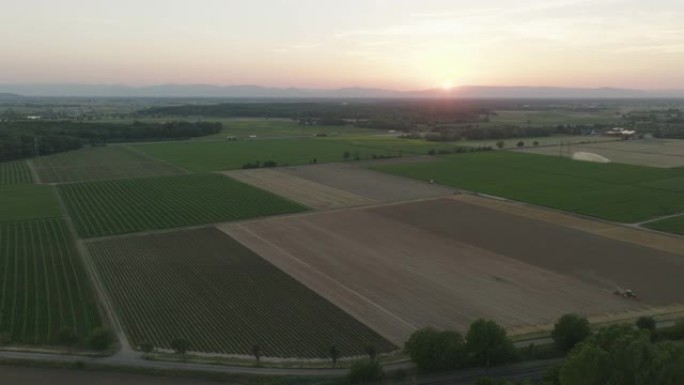 日落时对农村农田的空中无人机拍摄