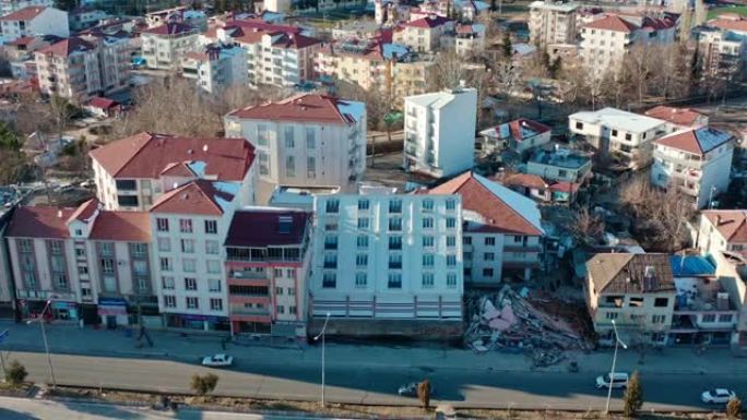 在土耳其地震中，由于地面液化，建筑物从地基上断裂，倒在后面的建筑物上。