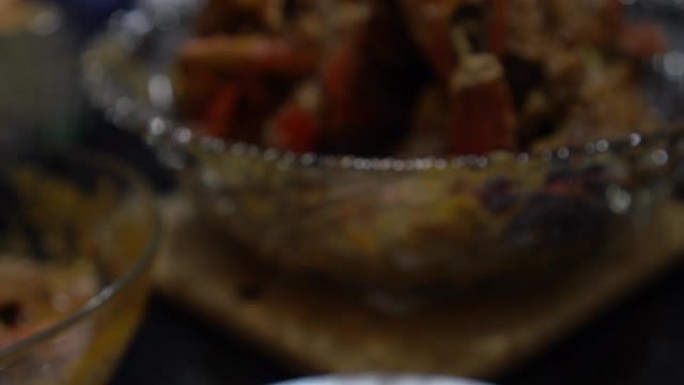 煮熟的新加坡辣椒蟹海鲜招牌菜辣咖喱浓汁配鸡蛋碗