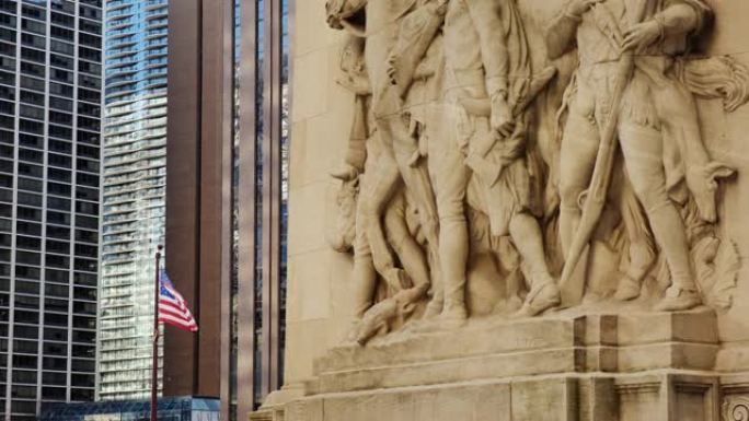 芝加哥市中心的美国国旗，前面是拓荒者纪念碑的低部分
