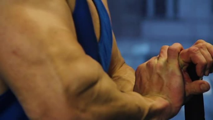 专业健美运动员的强壮手臂在健身房锻炼，肌肉发达的男人训练
