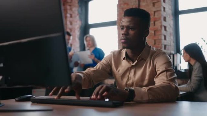 办公室里的黑人，电脑专家的信息技术肖像，键盘上打字的非洲裔美国人