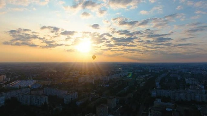 许多热气球在夕阳下的远处漂浮，美景
