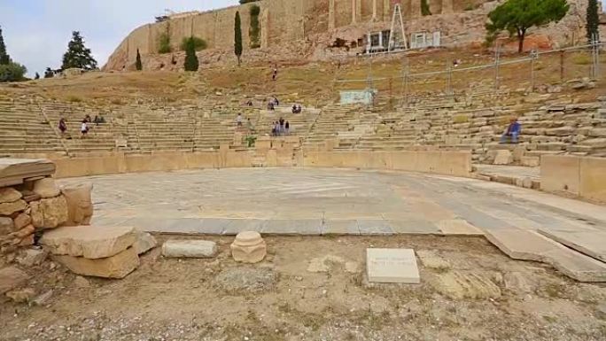 从狄俄尼索斯剧院的舞台升起的座位圆形剧场