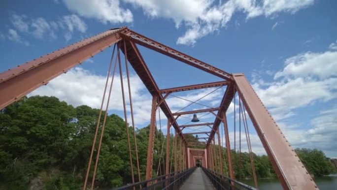 风景秀丽的铁路桥过河