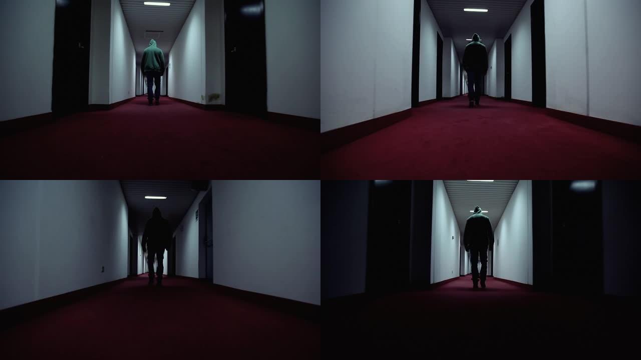 男子走在令人毛骨悚然的酒店走廊上