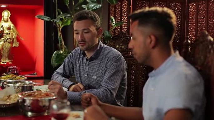 两个男人在餐馆里谈论菜肴