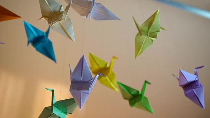 梦幻折纸鹤鸟背景，彩色手工纸玩具，艺术
