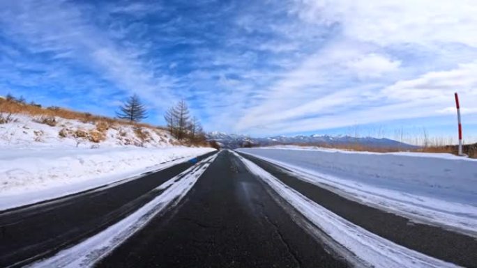 在雪山路上行驶行驶车窗外汽车第一视角