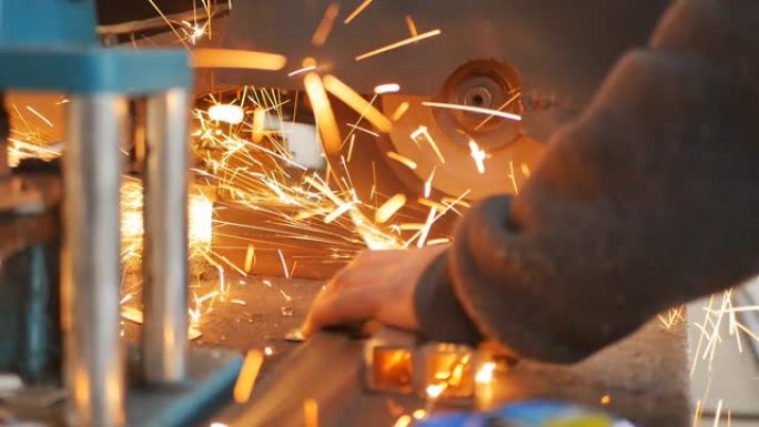 一名车间工人使用工业斜切锯，在不使用防护手套的情况下切割铁制方管。在工业设备上工作时违反安全规定