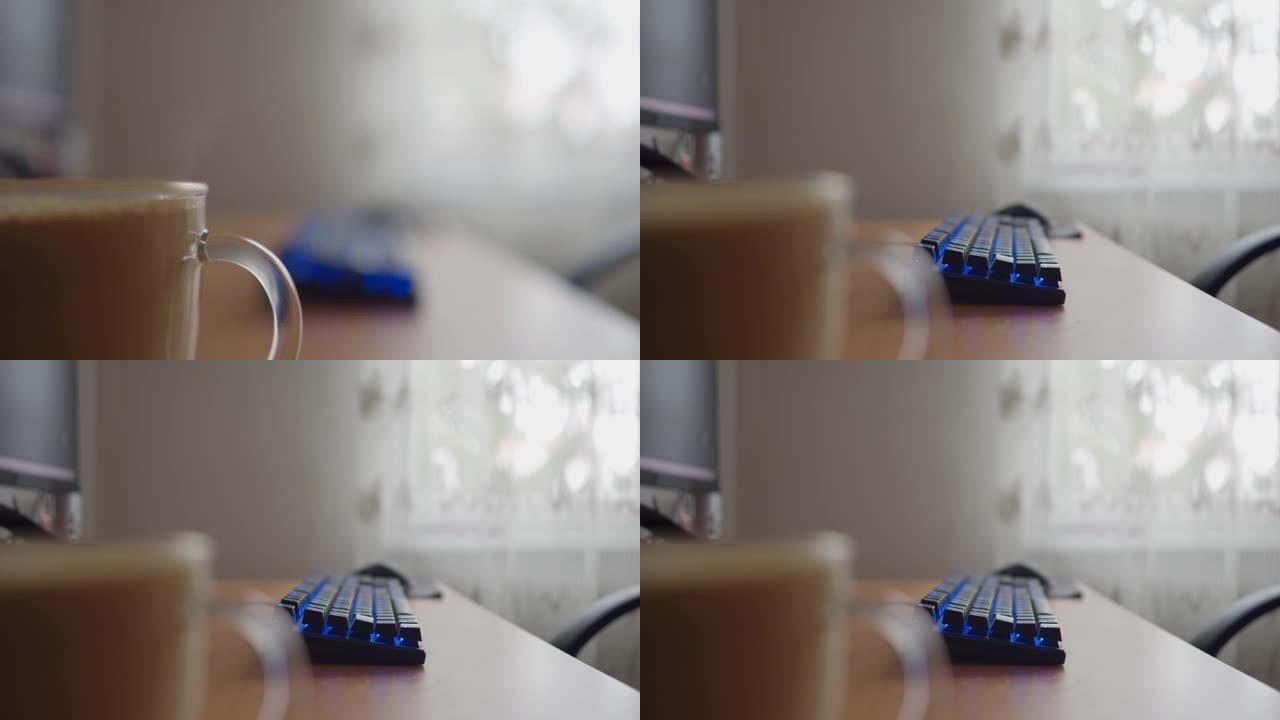 焦点转换镜头的一杯咖啡在工作台和键盘在背景