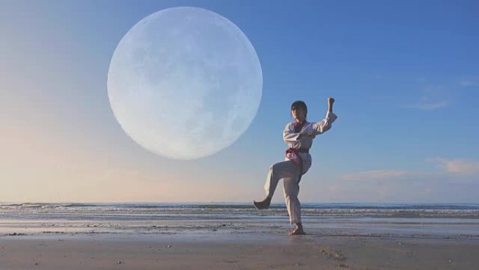 4k: 年轻女性在海滩上户外练习武术，满月背景