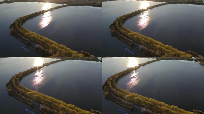 秋天，夕阳映照湖面。