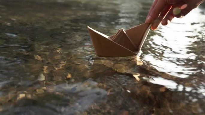 河上的纸制手工船玩具