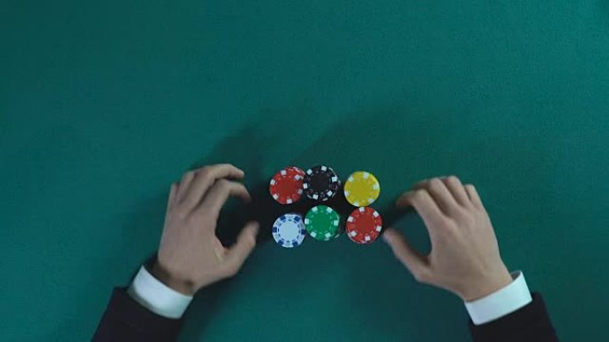 商人在扑克游戏中全力以赴，冒险的决定，狡猾和虚张声势
