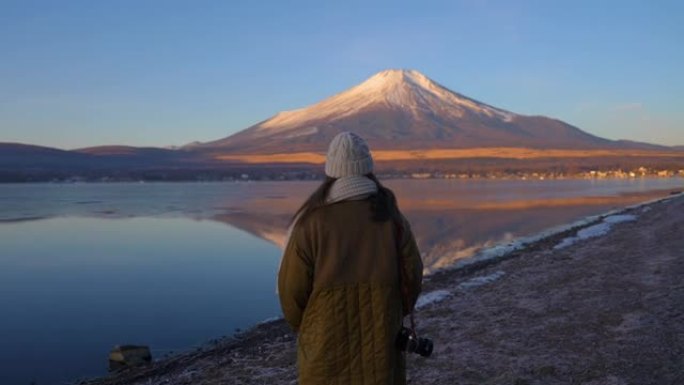 女性游客漫步山中湖