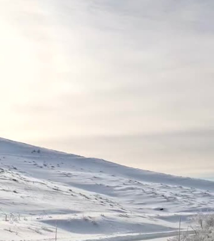 在雪山路上行驶