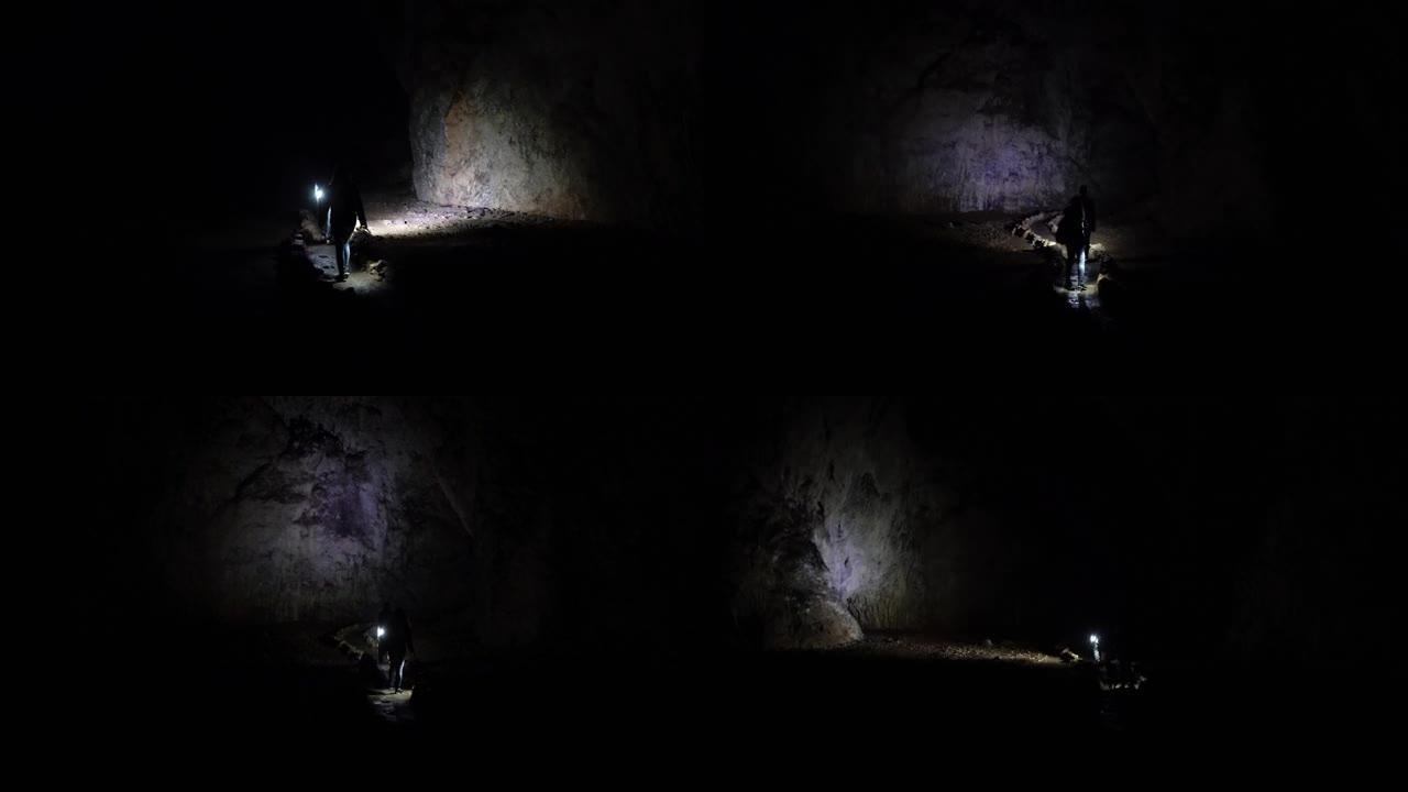 人们用手电筒探索洞穴