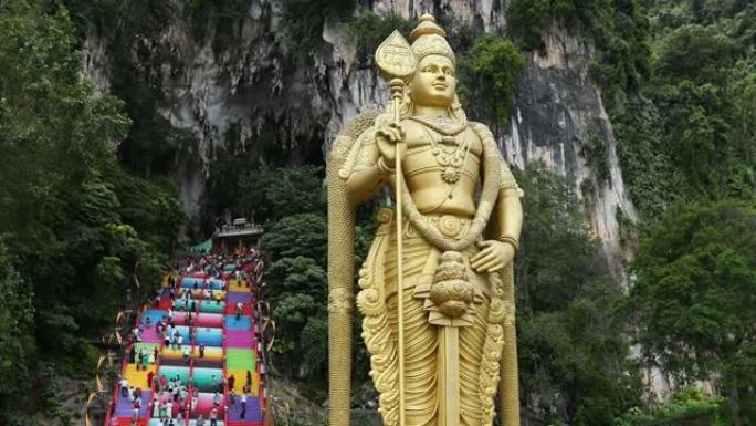 参观吉隆坡市黑风洞的人。黑风洞入口处的巨型Murugan雕像。，马来西亚