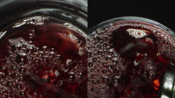 当我通过葡萄将葡萄酒倒入玻璃杯时，相机会滑动。多莉滑块极限特写。垂直视频社交媒体