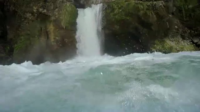 瀑布下的跳水池