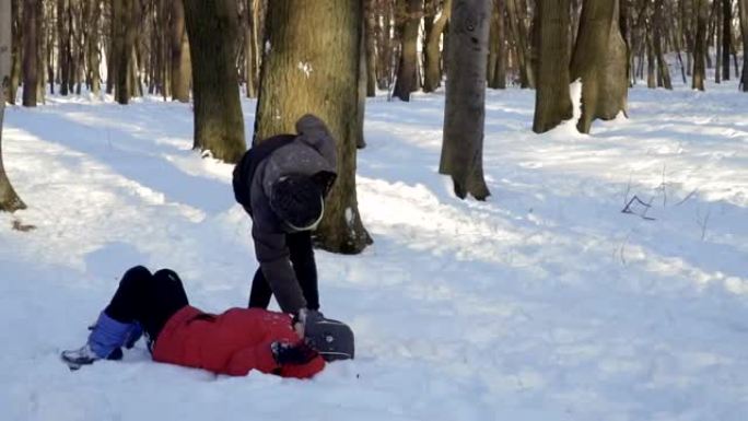 男孩帮助弟弟从雪中站起来